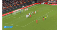 可惜！王上源任意球右脚直接打门，皮球击中立柱弹出