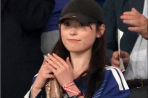 刚官方宣布3天！久保建英妻子福原遥佩戴婚戒现场观赛日本vs新西兰