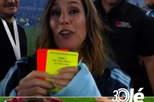 落场版！裁判送给梅西红黄牌后，梅西又将其送给了阿根廷女歌手
