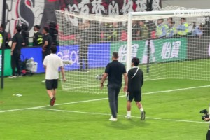 蓉城主教练走向看台接受球迷“训话”