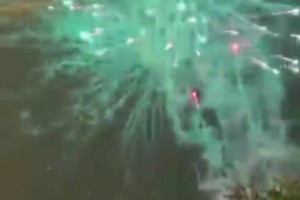 这谁睡得着！凌晨1点半加拉塔萨雷球迷在巴萨下榻酒店外燃放烟花
