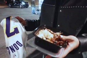 乐得合不拢嘴魔仙哥此前得到东契奇亲签球衣！向朋友疯狂炫耀