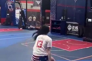 知道乔治打球丝滑，没想到乔治的女粉打球也丝滑啊